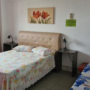 APARTAMENTO BOMBINHAS COM 01 DORMITÓRIO a 60M DA PRAIA AR WIFI